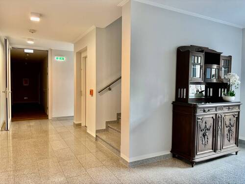 Treppenhaus mit Fahrstuhl - 