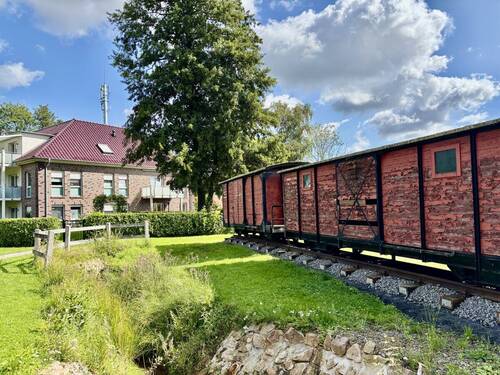 Schienenweg mit historischen Bahnwagon - 