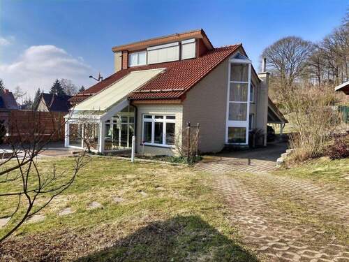 Hausansicht - Besonderes Wohnkonzept auf großem Grundstück mit freiem Blick ins Grüne !