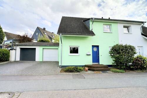Außenansicht - Familientraum: Moderne Doppelhaushälfte mit Garage und sonnigem Garten