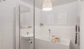 Modern gefliestes Badezimmer mit bodengleicher Dus - Etagenwohnung mit 76,90 m² in Germersheim zum Kaufen