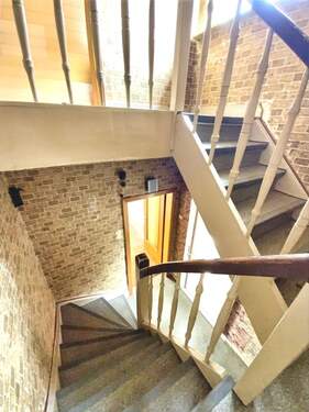 Treppe mit Zwischenpodest, gut zu begehen - 