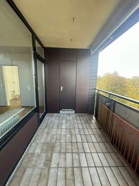Balkon mit Abstellkammer - 