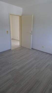 Schlafzimmer mit hellem Laminat - 