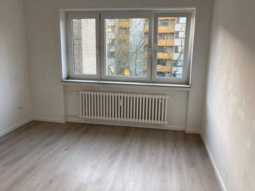 Schlafzimmer mit Viylbodenjpg - 4 Zimmer Etagenwohnung in Köln