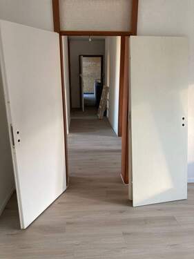 Flur mit Vinylboden.jpeg - Etagenwohnung mit 80,00 m&sup2; in Köln zur Miete