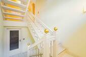Treppenhaus mit detailreichen Armaturen - 