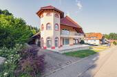 Straßenansicht mit Terrasse - 4 Zimmer Etagenwohnung zum Kaufen in Schluchsee