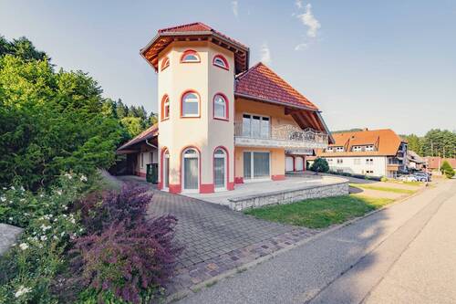 Straßenansicht mit Terrasse - 4 Zimmer Etagenwohnung zum Kaufen in Schluchsee