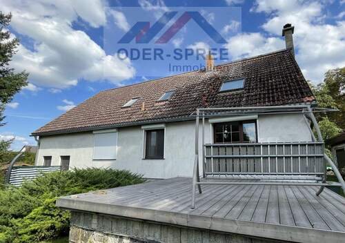 Rückansicht mit Terrasse - 9 Zimmer Einfamilienhaus in Jacobsdorf