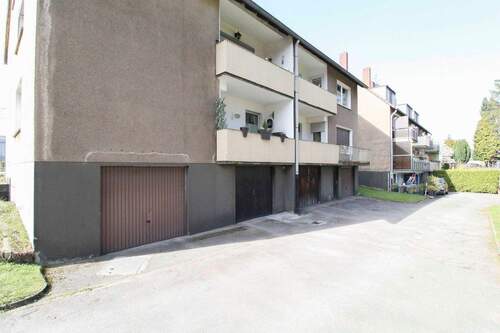 Haus Rückansicht und Garagen - 