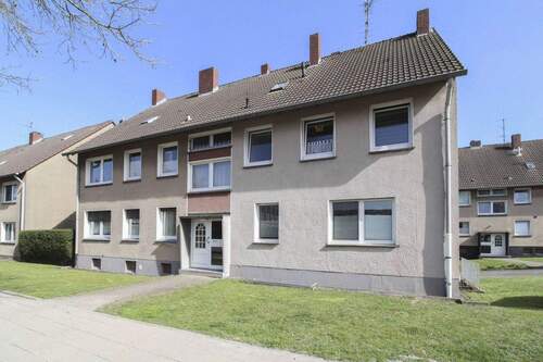 1. Hausansicht Vorderseite - Sofort bezugsfrei: gut aufgeteilte 3-Zimmer-Wohnung in Essen Bedingrade