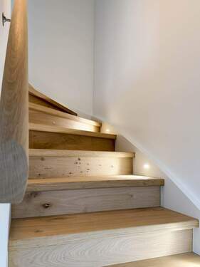 Treppenaufgang beleuchtet.jpg - Doppelhaushälfte mit 123,00 m&sup2; in Wenningstedt-Braderup (Sylt) zum Kaufen