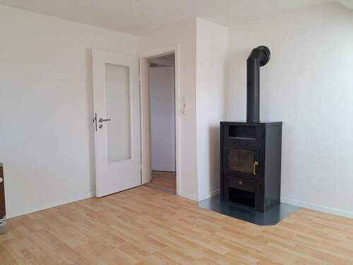 Wohnzimmer mit Kamin - Sanierte 2 ZKB in Eichenau - 215.000,00&nbsp;EUR Kaufpreis, ca.&nbsp; 45,00&nbsp;m&sup2;&nbsp;Wohnfl&auml;che