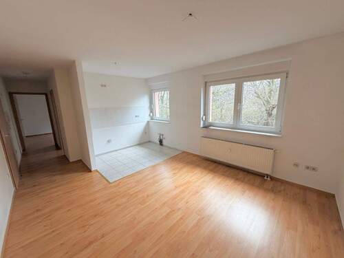 Wohnzimmer mit offener Küche - 2 Zimmer Etagenwohnung in Mügeln