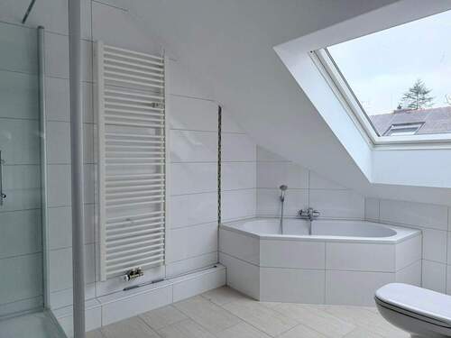 Tageslichtbad mit schöner Wanne - 