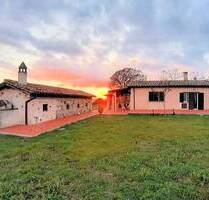 Manciano ! Grosses Anwesen mit 12 Hektar Land und kleinem See I Immobilie Toskana