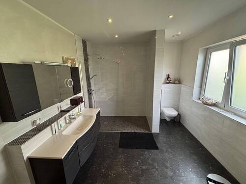 Großes Badezimmer direkt am Schlafzimmer - 