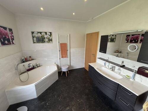 Großes Badezimmer direkt am Schlafzimmer - 