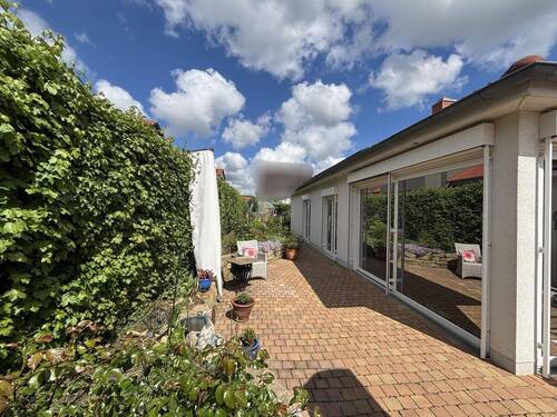 Terrasse neben dem Haus - Bungalow mit 177,60 m&sup2; in Wedemark zum Kaufen