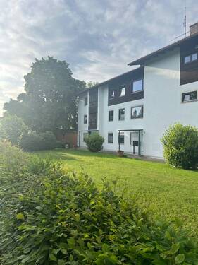 Außenansicht Eingang - Selbst einziehen oder vermieten? Ein-Zimmer-Wohnung zum Ausbau in ruhiger Lage von Bad Tölz.