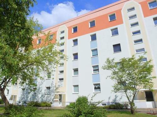 Ansicht Westseite - Ab sofort frei: Preiswerte und renovierungsbedürftige 2-Zimmer-Wohnung im 4.OG mit Balkon