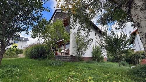 Hausansicht - Freistehendes und familienfreundliches 1-Familien-Haus