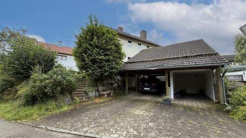 Einfahrt-Carports - 7 Zimmer Mehrfamilienhaus, Wohnhaus zum Kaufen in St. Georgen - Brigach