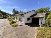 Ansicht von der Strasse - Charmantes Einfamilienhaus in idyllischer Lage