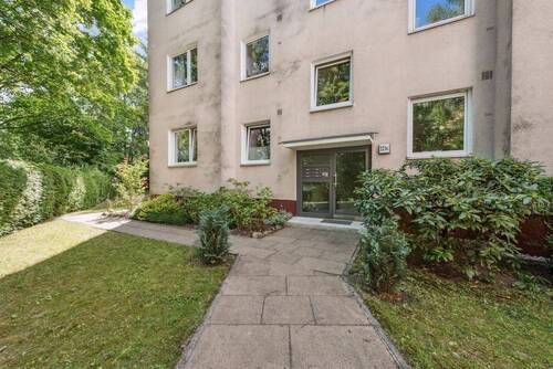 Frontansicht Gebäude und Hauseingang - 3 Zimmer Etagenwohnung zum Kaufen in Berlin