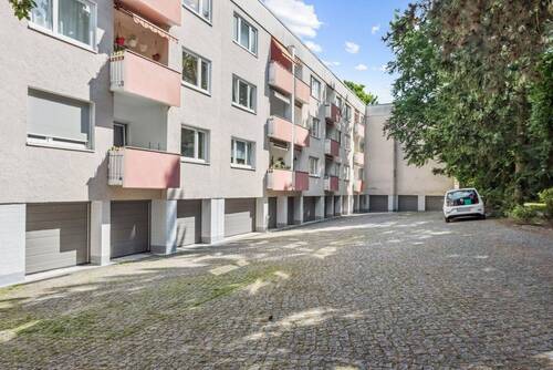 Rückansicht Gebäude und Garagenstellplatz - Etagenwohnung mit 77,20 m² in Berlin zum Kaufen