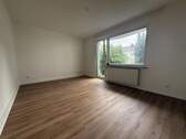 Wohnzimmer - Erstbezug nach Renovierung! Helle 2-Zimmer-Wohnung in Barmen - mit Balkon und Einbauküche!
