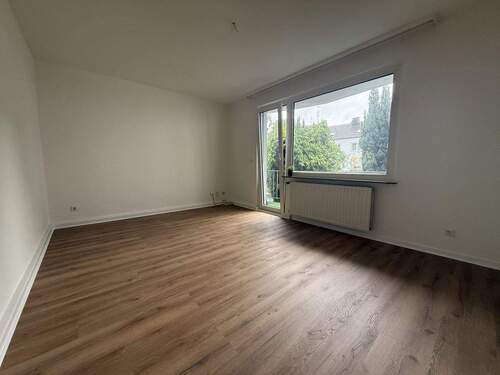 Wohnzimmer - Erstbezug nach Renovierung! Helle 2-Zimmer-Wohnung in Barmen - mit Balkon und Einbauküche!