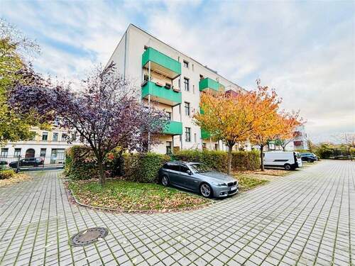 Innenhof mit PKW-Stellplätzen - 