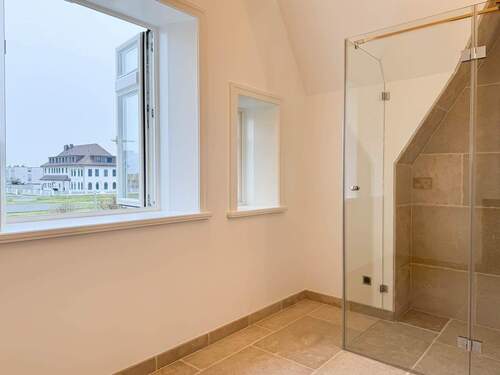 Duschbad mit Blick zum Kapellenplatz.jpg - 