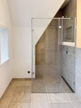 Großes Duschbad mit Naturstein.jpg - 