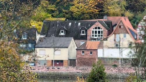 Blick vom anderen Mainufer - Altstadt-MFH mit Mainblick, Dachterrasse & Entwicklungspotenzial - provisionsfrei
