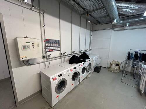 Waschraum mit Münz-WM u Trockner - 