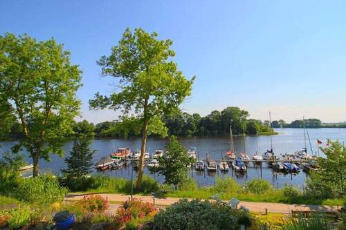 Die nahegelegene Eider mit dem Yachthafen - 
