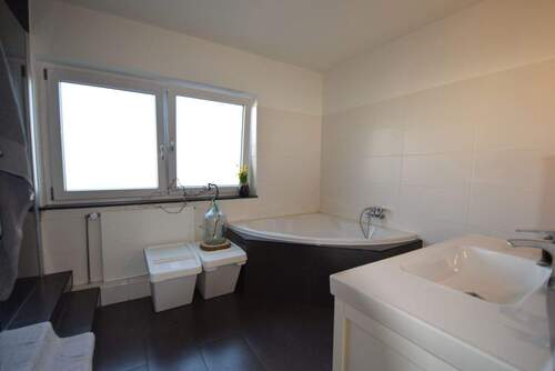 Bad mit Fenster und Eckwanne - 