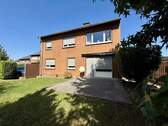Ansicht Wohnhaus mit Terrasse und Garten - Fröndenberg-Ardey: Familienglück in ruhiger Lage - Freistehendes Wohnhaus plus separate Garage!