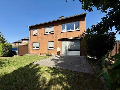 Ansicht Wohnhaus mit Terrasse und Garten - Fröndenberg-Ardey: Familienglück in ruhiger Lage - Freistehendes Wohnhaus plus separate Garage!