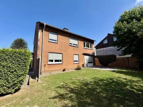 Ansicht Wohnhaus mit Terrasse und Garten - 6 Zimmer Einfamilienhaus zum Kaufen in Fröndenberg-Ardey
