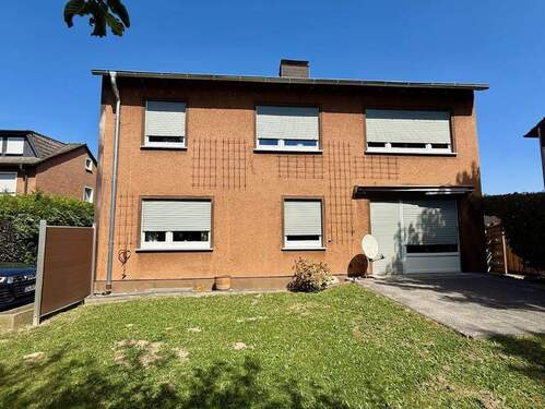 Ansicht Wohnhaus mit Terrasse und Garten - 6 Zimmer Einfamilienhaus in Fröndenberg-Ardey