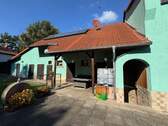 Blick auf die Scheune mit Solarthermie auf dem Dach - 