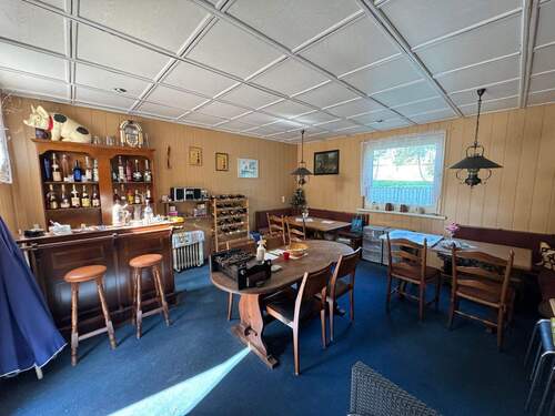 Partyraum mit Tresen in der ehemaligen Scheune - 
