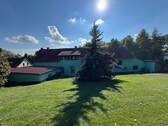 Rück-/Nordansicht des Hauses und der angebauten Scheune - 