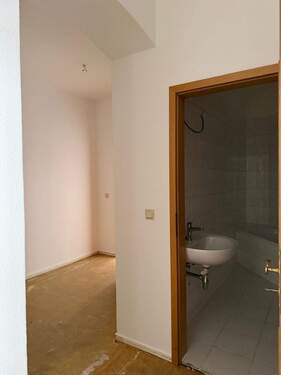 Flur mit Badezimmer - 