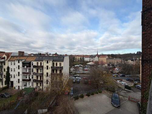 Stadtansicht mit Parkplatz - 