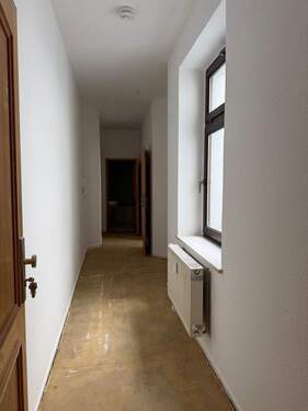 Langer Flur mit Fenster - 
